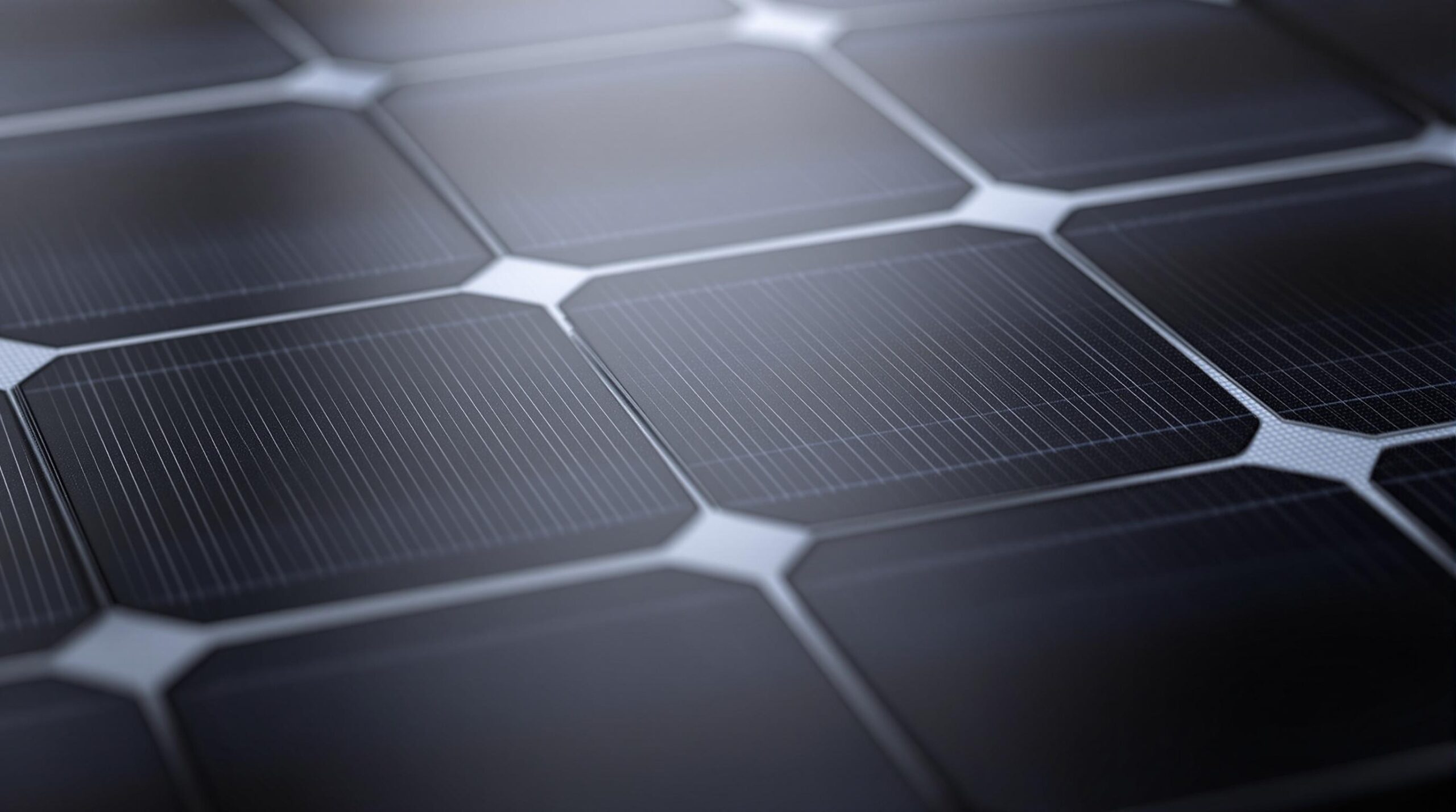 découvrez la définition simple des cellules monocristallines, un type de panneau solaire performant, leurs avantages, fonctionnement et utilisations principales en énergie solaire.